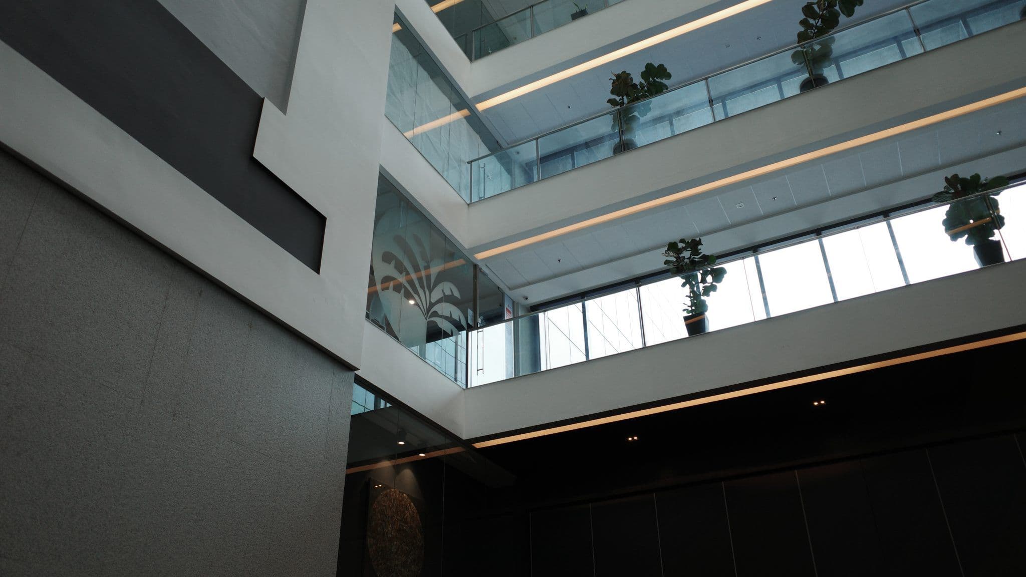 Atrium d'un immeuble de bureaux moderne sur plusieurs étages