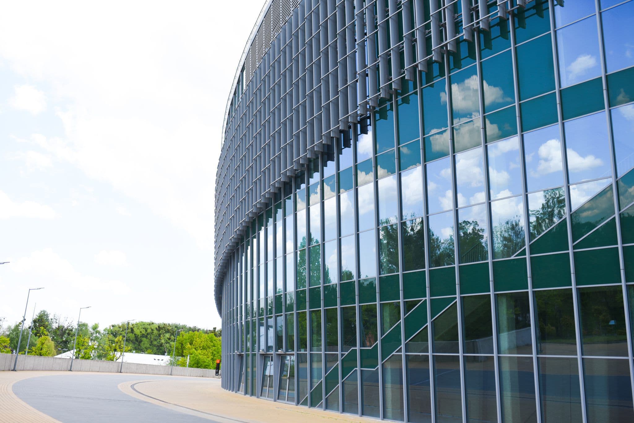 Façade vitrée incurvée d'un immeuble de bureaux moderne