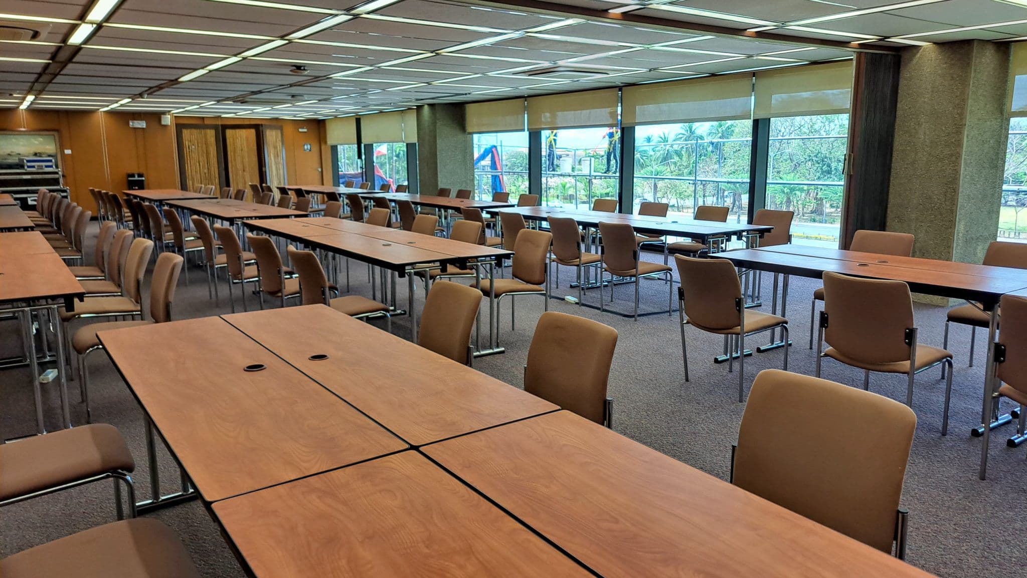 Grande salle de réunion vide aux rangées de tables