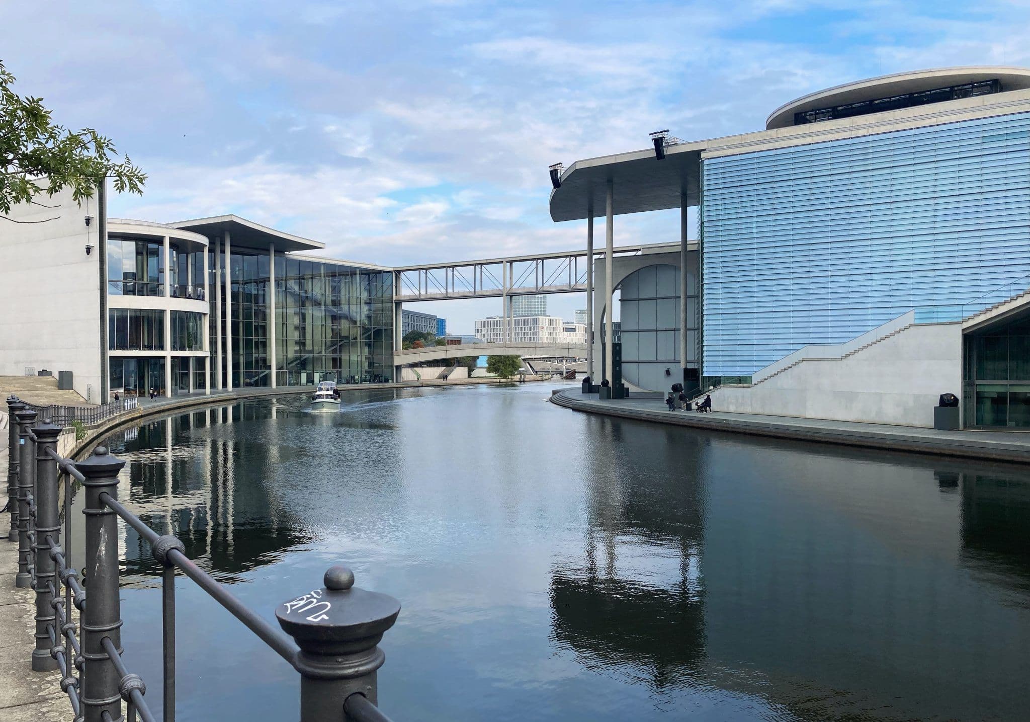 Immeubles de bureaux modernes le long d'un canal calme